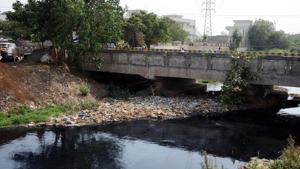 Garbage dumped in Buddha Nullah near Haibowal Bridge in Ludhiana on Sunday.(JS Grewal/HT Photo) Garbage dumped in Buddha Nullah near Haibowal Bridge in Ludhiana on Sunday.(JS Grewal/HT Photo)