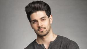 Sooraj says he would like to be part of a pure romantic story, with no skin show.(HT Photo) Sooraj says he would like to be part of a pure romantic story, with no skin show.(HT Photo)
