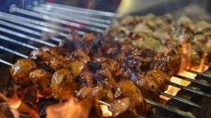 The hidden pockets of Mohammed Ali Road are abuzz with restaurants and stalls dishing out their signature preparations.(Kunal Patil/HT Photo) The hidden pockets of Mohammed Ali Road are abuzz with restaurants and stalls dishing out their signature preparations.(Kunal Patil/HT Photo)