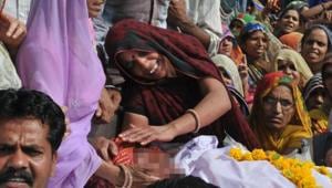 Villagers stage a chakka jam on Mhow- Neemuch highway with the body of Abhishek Patidar, who was killed in police firing during farmers’ protest, in Mandsaur on June 7.(Mujeeb Faruqui/ HT Photo) Villagers stage a chakka jam on Mhow- Neemuch highway with the body of Abhishek Patidar, who was killed in police firing during farmers’ protest, in Mandsaur on June 7.(Mujeeb Faruqui/ HT Photo)