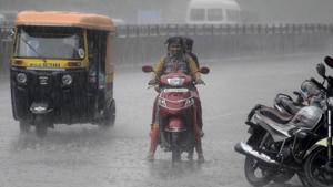 With no way for the water to drain, many parts of the city experienced traffic congestion due to water logging.(PRATHAM GOKHALE/HT PHOTO) With no way for the water to drain, many parts of the city experienced traffic congestion due to water logging.(PRATHAM GOKHALE/HT PHOTO)