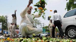 Farmers throwing vegetables on a road during a protest as part of the Maharashtra bandh, Nagpur, Maharashtra, June 5, 2017(PTI) Farmers throwing vegetables on a road during a protest as part of the Maharashtra bandh, Nagpur, Maharashtra, June 5, 2017(PTI)