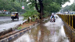 Traffic on many of roads came to a compete standstill as they were facing the brunt of waterlogging.(PRATHAM GOKHALE/HT PHOTO) Traffic on many of roads came to a compete standstill as they were facing the brunt of waterlogging.(PRATHAM GOKHALE/HT PHOTO)