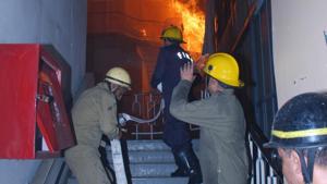 he High Court had said that it was the responsibility of the chief fire officer to see that fire safety measures are provided in high-rise buildings, business buildings or mercantile buildings in accordance with Building Bye-laws.(HT File Photo)