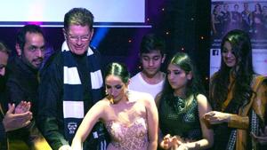 Vishwajeet Pradhan, Ted Baillieu, Sonalika Pradhan, Ojashvi Pradhan and Dhruvika Pradhan with a model(HT Photo) Vishwajeet Pradhan, Ted Baillieu, Sonalika Pradhan, Ojashvi Pradhan and Dhruvika Pradhan with a model(HT Photo)