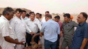 The two-member team from Central Ground Water Board (CGWB) inspects a borewell at a Barmer village.(HT Photo) The two-member team from Central Ground Water Board (CGWB) inspects a borewell at a Barmer village.(HT Photo)