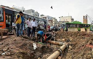Shoddy work and multiple leakages in this Delhi Jal Board (DJB) water pipeline turned a development project into a headache.(Saumya Khandelwal/HT PHOTO) Shoddy work and multiple leakages in this Delhi Jal Board (DJB) water pipeline turned a development project into a headache.(Saumya Khandelwal/HT PHOTO)