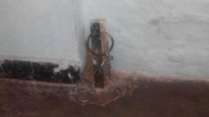 A small wooden post with an iron chain attached to it to fetter arrestees at Sriganganagar GRP police station.(HT Photo) A small wooden post with an iron chain attached to it to fetter arrestees at Sriganganagar GRP police station.(HT Photo)