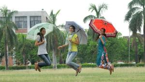 Delhiites woke up to a rainy morning, as predicted, with the minimum temperatures coming down to 24 degrees Celsius, four notches below the average.(Anil Dayal / HT Photo) Delhiites woke up to a rainy morning, as predicted, with the minimum temperatures coming down to 24 degrees Celsius, four notches below the average.(Anil Dayal / HT Photo)