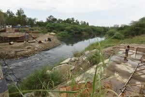 The Shahdara drain empties into the Yamuna River at Kalindi Kunj.(Virendra Singh Gosain/HT PHOTO) The Shahdara drain empties into the Yamuna River at Kalindi Kunj.(Virendra Singh Gosain/HT PHOTO)