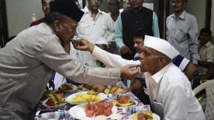 Muslim Awakaf Welfare Trust organised an iftar party for warkaris who arrived in Pune with the Sant Dnyaneshwar and Sant Tukaram palkhi during their annual pilgrimage to Pandharpur on Sunday at Samarth Vyayam Mandir.(Ravindra Joshi/ HT Photo) Muslim Awakaf Welfare Trust organised an iftar party for warkaris who arrived in Pune with the Sant Dnyaneshwar and Sant Tukaram palkhi during their annual pilgrimage to Pandharpur on Sunday at Samarth Vyayam Mandir.(Ravindra Joshi/ HT Photo)
