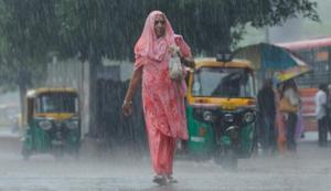 Heavy rains brought the temperatures down to a pleasant 23 degree Celsius in Delhi.(Burhaan Kinu / HT Photo) Heavy rains brought the temperatures down to a pleasant 23 degree Celsius in Delhi.(Burhaan Kinu / HT Photo)