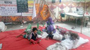 A Dalit family has been demonstrating for last 22 days outside the Barmer collectorate seeking justice for their father.(HT Photo) A Dalit family has been demonstrating for last 22 days outside the Barmer collectorate seeking justice for their father.(HT Photo)