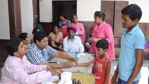 Health department officials examining patients at medical camp after diarrhoea outbreak in Makkar Colony in Ludhiana on Friday.(Jagtinder Singh Grewal / HT Photo)