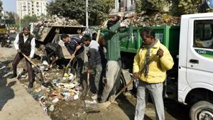 The East Delhi Municipal Corporation workers remove garbage at Chilla Village near Mayur Vihar.(Mohd Zakir/HT PHOTO) The East Delhi Municipal Corporation workers remove garbage at Chilla Village near Mayur Vihar.(Mohd Zakir/HT PHOTO)