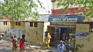The primary school at a slum in Delhi’s Chanakyapuri is right next to this toilet complex.(Sushil Kumar/HT PHOTO) The primary school at a slum in Delhi’s Chanakyapuri is right next to this toilet complex.(Sushil Kumar/HT PHOTO)