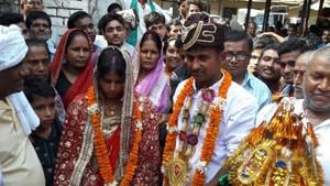 Ranjan and Gudia after their wedding at the Danapur police station in Bihar’s Patna district, on Sunday.(Santosh/HT photo) Ranjan and Gudia after their wedding at the Danapur police station in Bihar’s Patna district, on Sunday.(Santosh/HT photo)