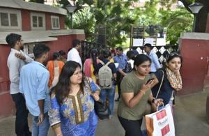 Students and parents are flocking to Delhi University for admissions.(Sushil Kumar/HT PHOTO) Students and parents are flocking to Delhi University for admissions.(Sushil Kumar/HT PHOTO)