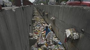 A drain full of garbage and plastics at Geeta Colony in East Delhi on Sunday.(Ravi Choudhary/HT PHOTO) A drain full of garbage and plastics at Geeta Colony in East Delhi on Sunday.(Ravi Choudhary/HT PHOTO)