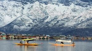 Shikaras float along the Dal lake against the backdrop of snow-covered Zabarwan hills in Srinagar.(PTI File Photo) Shikaras float along the Dal lake against the backdrop of snow-covered Zabarwan hills in Srinagar.(PTI File Photo)