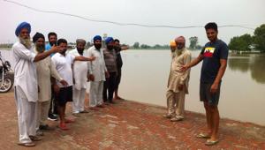 Farmers showing a submerged field in Sultanpur Lodhi on Saturday.(HT Photo) Farmers showing a submerged field in Sultanpur Lodhi on Saturday.(HT Photo)