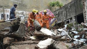 A four-storey building collapsed in east Delhi’s Laxmi Nagar area on Sunday morning, injuring at least five people.(Sushil Kumar/HT PHOTO) A four-storey building collapsed in east Delhi’s Laxmi Nagar area on Sunday morning, injuring at least five people.(Sushil Kumar/HT PHOTO)