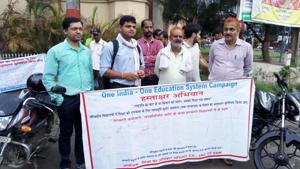 The activists appealed people to join the campaign to create pressure on the government for implementation of the single education system across the country.(HT Photo) The activists appealed people to join the campaign to create pressure on the government for implementation of the single education system across the country.(HT Photo)