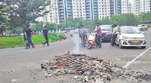 On July 7, a 33-year-old villager, Parmeshwar Gaware, resident of Gawarwadi in Phase-3 of the IT Park ,was cremated on this road amidst IT Park traffic which came to a halt.(PHOTO HT) On July 7, a 33-year-old villager, Parmeshwar Gaware, resident of Gawarwadi in Phase-3 of the IT Park ,was cremated on this road amidst IT Park traffic which came to a halt.(PHOTO HT)