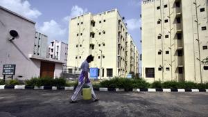 Women carry potable water from tankers to their flats as pipelines haven’t reached the flats in Rohini sector 35.(Arun Sharma/HT PHOTO) Women carry potable water from tankers to their flats as pipelines haven’t reached the flats in Rohini sector 35.(Arun Sharma/HT PHOTO)