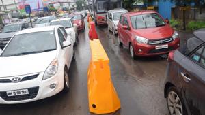 Hinjawadi Industries Association (HIA), MIDC and Traffic Police, Pune have taken many initiatives, including installing barricades, to improve traffic congestion in Hinjewadi.(PHOTO HT) Hinjawadi Industries Association (HIA), MIDC and Traffic Police, Pune have taken many initiatives, including installing barricades, to improve traffic congestion in Hinjewadi.(PHOTO HT)