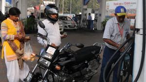 GVehicles need to run in good conditions and for this, the oil level in the engine has to be optimum and the brakes and clutch-plates also have to work smoothly.(HT FILE PHOTO) GVehicles need to run in good conditions and for this, the oil level in the engine has to be optimum and the brakes and clutch-plates also have to work smoothly.(HT FILE PHOTO)