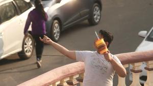 Last year, a three-year-old girl died while looking out of her car’s window, when a ‘manja’ slit her throat in Delhi’s Maharani Bagh.(Himanshu Vyas/HT File photo) Last year, a three-year-old girl died while looking out of her car’s window, when a ‘manja’ slit her throat in Delhi’s Maharani Bagh.(Himanshu Vyas/HT File photo)
