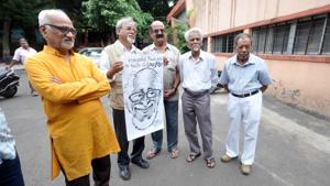 Relatives and friends at Vaikunth Smashan Bhumi during the funeral of Mangesh Tendulkar on Tuesday(HT Photo) Relatives and friends at Vaikunth Smashan Bhumi during the funeral of Mangesh Tendulkar on Tuesday(HT Photo)