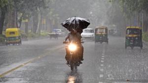 The MeT department has predicted moderate rains on Wednesday, which may last till Thursday afternoon. The temperature is likely to reach a high of 32 degree Celsius, which is five degrees below normal.(Ravi Choudhary/HT PHOTO) The MeT department has predicted moderate rains on Wednesday, which may last till Thursday afternoon. The temperature is likely to reach a high of 32 degree Celsius, which is five degrees below normal.(Ravi Choudhary/HT PHOTO)