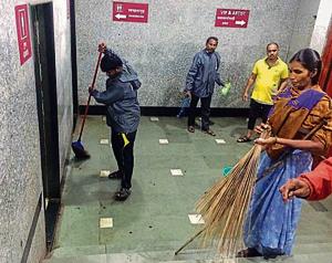 Pune Muncipal Corpration officials initiated a clean-up drive as soon as the issue was raised by Mukta Barve on social media.(HT PHOTO) Pune Muncipal Corpration officials initiated a clean-up drive as soon as the issue was raised by Mukta Barve on social media.(HT PHOTO)