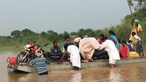 Villagers crossing the river on a boat in Kapurthala’s Sultanpur Lodhi sub division on Thursday.(HT Photo) Villagers crossing the river on a boat in Kapurthala’s Sultanpur Lodhi sub division on Thursday.(HT Photo)