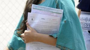 File photograph of a student coming out after appearing in the NEET medical entrance.(HT PHOTO) File photograph of a student coming out after appearing in the NEET medical entrance.(HT PHOTO)