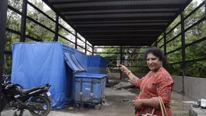 Maithili Manakwad, secretary, Wanowrie Residence Forum, points to the garbage processing unit on Salunkhe Vihar road.(HT PHOTO) Maithili Manakwad, secretary, Wanowrie Residence Forum, points to the garbage processing unit on Salunkhe Vihar road.(HT PHOTO)