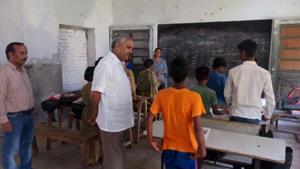 District Magistrate Yogeshwar Ram Mishra taking class in Varanasi.(HT Photo) District Magistrate Yogeshwar Ram Mishra taking class in Varanasi.(HT Photo)