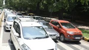 Traffic jams were reported at Connaught Place, Kasturba Gandhi Marg, Janpath and Barakhamba Road on Tuesday.(Sonu Mehta / HT Photo) Traffic jams were reported at Connaught Place, Kasturba Gandhi Marg, Janpath and Barakhamba Road on Tuesday.(Sonu Mehta / HT Photo)