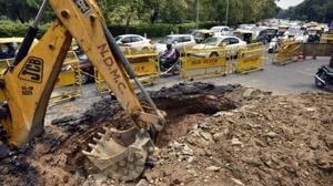 Bumper-to-bumper traffic was reported from India Gate’s C-Hexagon after a part of the road caved in affecting vehicular movement.(Ravi Choudhary/HT PHOTO) Bumper-to-bumper traffic was reported from India Gate’s C-Hexagon after a part of the road caved in affecting vehicular movement.(Ravi Choudhary/HT PHOTO)