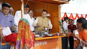 Gujarat chief minister Vijay Rupani offers food to a labourer at the inaugural event of Shramik Annapurna Yojana in Ahmedabad on July 18.(PTI Photo) Gujarat chief minister Vijay Rupani offers food to a labourer at the inaugural event of Shramik Annapurna Yojana in Ahmedabad on July 18.(PTI Photo)