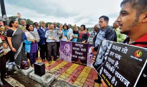 The Andhashraddha Nirmulan Samiti (ANS) held a protest at Omkareshwar bridge in Pune. The ANS were protesting the fact that four years after the murder of Narendra Dabholkar, the case has not yeen been solved.(HT PHOTO) The Andhashraddha Nirmulan Samiti (ANS) held a protest at Omkareshwar bridge in Pune. The ANS were protesting the fact that four years after the murder of Narendra Dabholkar, the case has not yeen been solved.(HT PHOTO)