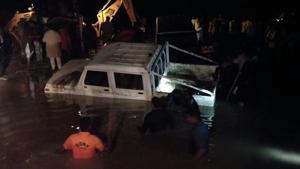 Rescue workers deploy a crane to retrieve a pick-up van trapped in flood waters in Rajasthan’s Barmer on Thursday.(HT Photo) Rescue workers deploy a crane to retrieve a pick-up van trapped in flood waters in Rajasthan’s Barmer on Thursday.(HT Photo)