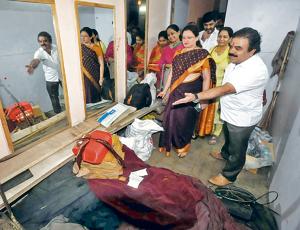 Mayor Mukta Tilak visit auditorium to check cleanliness at Balgandharva Rangmandir in Pune.(HT PHOTO) Mayor Mukta Tilak visit auditorium to check cleanliness at Balgandharva Rangmandir in Pune.(HT PHOTO)