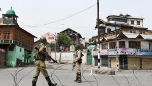 Security personnel stand guard in Srinagar on Friday.(AFP photo) Security personnel stand guard in Srinagar on Friday.(AFP photo)