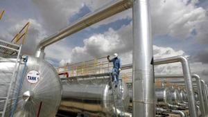 A Cairn India employee works at a storage facility for crude oil at Mangala oil field at Barmer in Rajasthan.(REUTERS) A Cairn India employee works at a storage facility for crude oil at Mangala oil field at Barmer in Rajasthan.(REUTERS)