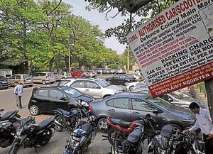 South Delhi Municipal Corporation will construct a multilevel parking lot at Defence Colony market. The civic body also plans to redevelop 69 other markets under its jurisdiction.(HT Photo) South Delhi Municipal Corporation will construct a multilevel parking lot at Defence Colony market. The civic body also plans to redevelop 69 other markets under its jurisdiction.(HT Photo)