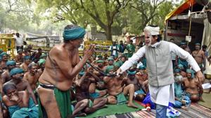 A group of farmers from Tamil Nadu had come back to Jantar Mantar nine days ago, asking the central government to intervene to give them loan waivers, fair prices for their produce, a revised drought relief package and to constitute a Cauvery river management board, among other things.(Mohd Zakir/HT PHOTO) A group of farmers from Tamil Nadu had come back to Jantar Mantar nine days ago, asking the central government to intervene to give them loan waivers, fair prices for their produce, a revised drought relief package and to constitute a Cauvery river management board, among other things.(Mohd Zakir/HT PHOTO)
