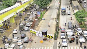 Traffic on Nashik phata and Kharalwadi main road was diverted to the service road from 8am to 8pm.(HT PHOTO) Traffic on Nashik phata and Kharalwadi main road was diverted to the service road from 8am to 8pm.(HT PHOTO)